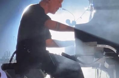Forti raffiche di vento durante il concerto di Dardust a Bari: ma il cantante prosegue lo show grazie agli applausi del pubblico 