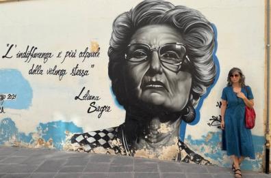 Francesca Albanese e il murale di Liliana Segre: bufera social sulla frase contro l’indifferenza
