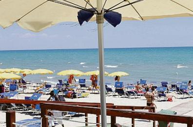 A Mola di Bari arriva «lo psicologo in spiaggia» 