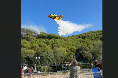 Peschici, incendio ancora in corso nella baia di San Nicola. «E che fine hanno fatto i Canadair promessi ad Amendola?»