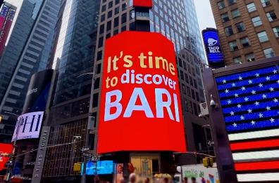 Sui maxischermi di Manhattan appaiono i lampioni del Lungomare: «It's time to discover Bari»