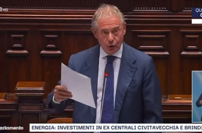 Il ministro Urso non riaccenderà le centrali di Brindisi: «Carbone solo se necessario»