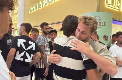 Matthias Verreth torna a Bari dopo la morte del figlio: ad accoglierlo in aeroporto tutta la squadra 