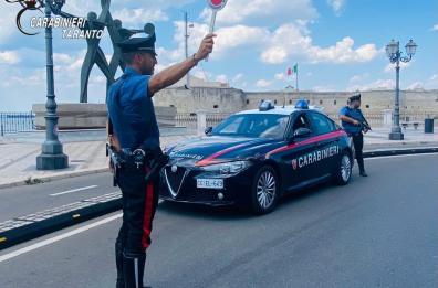 Taranto, ubriaco disturba i clienti di un bar e minaccia i carabinieri: arrestato 67enne