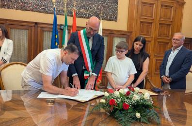 Astrit e Daniela, albanesi arrivati a Bari alcuni anni dopo la Vlora: nell'anniversario ricevono la cittadinanza italiana