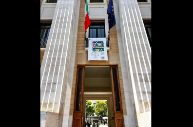 Bari, sulla facciata del Policlinico ecco il banner della campagna per il Nobel per la Pace ai Bambini di Gaza