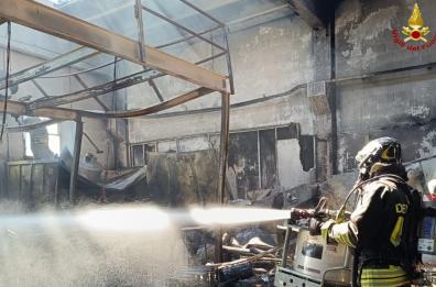 Capurso, incendio in un capannone della zona industriale: impegnate quattro squadre di vigili del fuoco