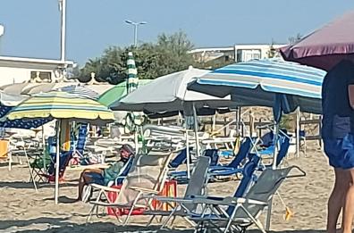 Salento, i controlli non fermano i furbetti delle spiagge libere: bagnanti occupano il posto con gli ombrelloni dalla sera