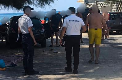 Salento, parcheggio selvaggio nelle vie di accesso al mare: controlli a tappeto dei vigili, via anche venditori abusivi