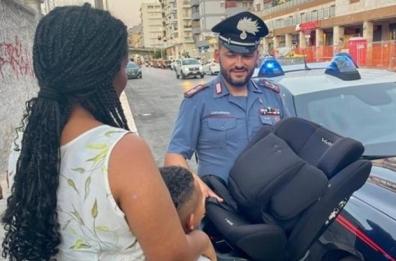 Bari, giovane mamma straniera non può salire sul pullman perché senza seggiolino: i carabinieri ne comprano uno 