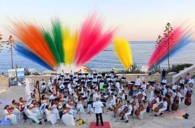 Magia all'alba a Bisceglie: 800 persone rapite dalla musica mentre il sole sorge sul mare