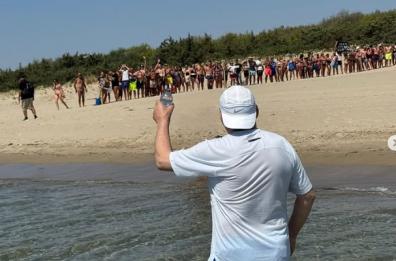 Vasco Rossi torna in Puglia: Castellaneta Marina lo accoglie con selfie e abbracci FOTO
