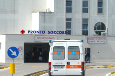 Marina di Torchiarolo, 13enne priva di sensi dopo festa in spiaggia: forse abuso alcol, trasportata in ospedale 