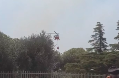 Grottaglie, incendio divampa a poca distanza dal centro abitato. Il sindaco: «chiudete le finestre» VIDEO