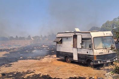 Racale, camper avvolto dalle fiamme: uomo salvato in extremis dalla Protezione Civile. Ma ora è senza casa: scatta la solidarietà