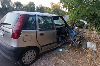 Salento statale 193, 47enne perde il controllo dell’auto e si schianta contro un muretto: ricoverato in codice rosso