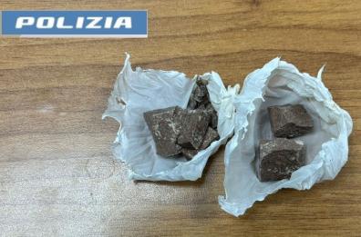 Taranto, non si ferma all'alt della polizia e in auto aveva dosi di eroina: arrestato 42enne