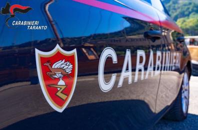 Taranto, sorpreso a rubare un borsello lasciato sulla panchina prende a calci e pugni il proprietario: arrestato