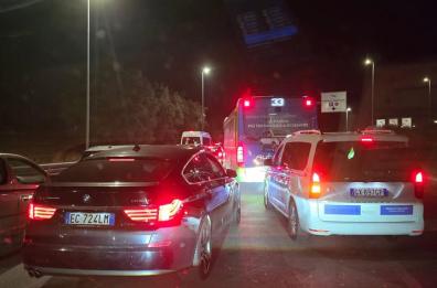 Aeroporto di Bari paralizzato dalla sosta selvaggia: «Code da 45 minuti. Se c’è un’emergenza, un’ambulanza come fa?»