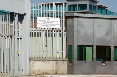 Portava via cibo dal carcere di Foggia, sospesa guardia penitenziaria: «Prendevo solo la merce che doveva essere buttata»
