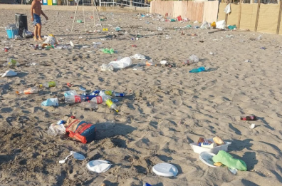 Barletta, spiagge sommerse dai rifiuti: è stato il San Lorenzo degli incivili