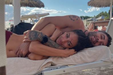 Elodie e Iannone al Bahia di Porto Cesareo: relax e amore sotto l'ombrellone