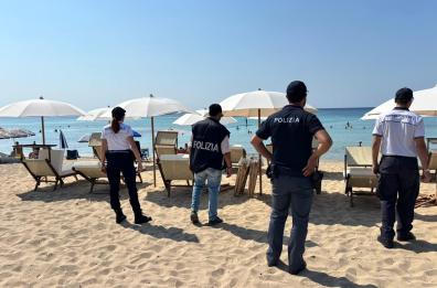 San Pietro in Bevagna, allestisce lido abusivo vicino al suo ristorante: denunciato