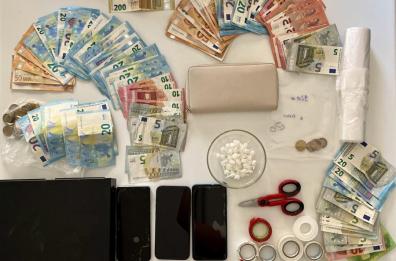 Galatone, 34enne arrestata per spaccio: tra i clienti a casa sua anche un uomo ai domiciliari 