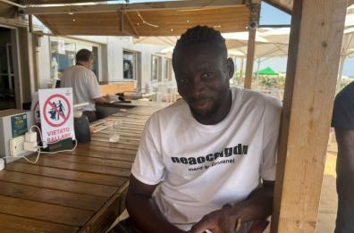 Il viaggio di Jeff dalla Nigeria in Puglia: «Ho visto orrore e morte: qui sono salvo e lavoro sodo»