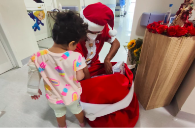 Un abbraccio fuori stagione: la magia di Babbo Natale Barese tra i piccoli eroi del Policlinico di Bari