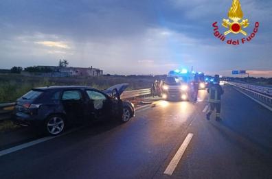 Audi si schianta contro un’auto abbandonata in panne, ferito conducente nel Brindisino