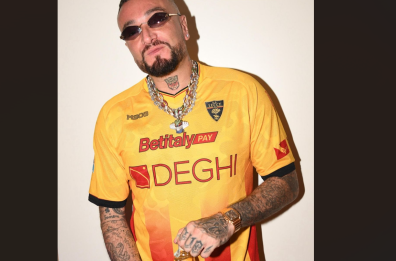 Gallipoli, Guè sul palco della Praja con la maglia del Lecce: la settimana continua con Kid Yugi e molti altri