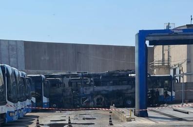 Bari, rogo nel deposito della Stp Trani: almeno quattro bus distrutti dalle fiamme