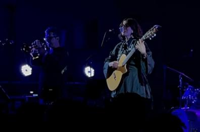 Anna Castiglia incanta Putignano: tra ironia mediterranea, eclettismo musicale e una Targa Tenco conquistata