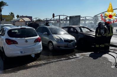 Brindisi, paura al centro commerciale Le Colonne: un'auto va a fuoco nel parcheggio, altri veicoli coinvolti