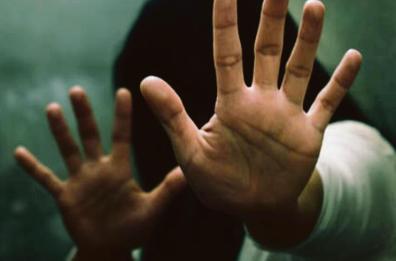«Ti farò piangere»: a Bari 22enne finisce alla sbarra per stalking e violenza contro una 19enne