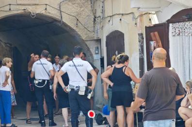 Bari Vecchia, attimi di tensione ad Arco Basso dopo il blitz: le pastaie scioperano di nuovo e scoppia la rissa