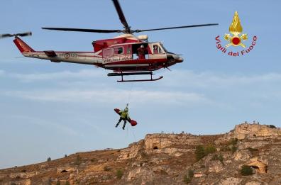 Matera, 25enne trovato morto su un costone della gravina: recuperato il corpo dai Vigili del Fuoco