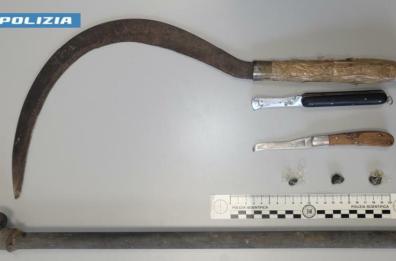 Da Altamura a Gallipoli con coltelli e una falce nell'auto: 18enne denunciato all'ingresso di una discoteca