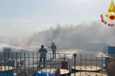 Galatina, un maxi-incendio di cavi elettrici alimentato dal vento: paura per lo stabilimento Sirti