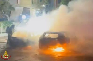 Notte di fuoco a Bitritto: tre auto distrutte, salvi i giardini dei palazzi vicini