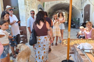 Bari Vecchia, dopo i sequestri le «signore» tornano a vendere le loro orecchiette: «I turisti sono felici» VIDEO