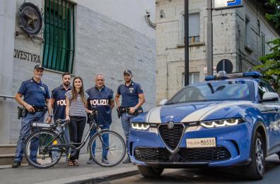 Con una mano porta la bici elettrica appena rubata, con l'altra si tiene uno scatolone in testa: il bizzarro furto a Matera