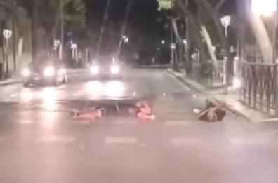 Follia a Foggia, uomini stesi in strada in pieno centro: le auto costrette a fare slalom per non investirli FOTO