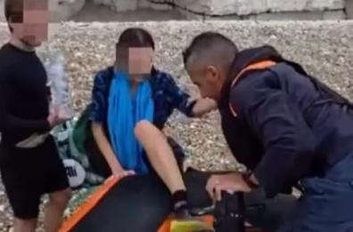 Mattinata, si rifugiano in una grotta per sfuggire alla caduta dei detriti dalla falesia: salvati due turisti