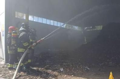 Conversano, scoppia l'incendio in un deposito rifiuti: indagini in corso