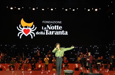 La pizzica della pace fa ballare Melpignano: il racconto della Notte della Taranta 2025