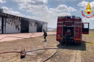 Hangar con aerei distrutto da un incendio nel Brindisino: un ferito in codice rosso