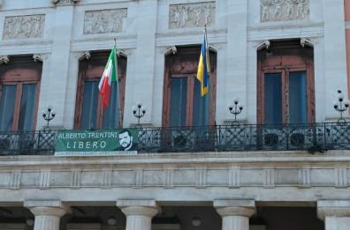 Bari, esposta la bandiera dell'Ucraina sulla facciata di Palazzo Città: «Chiediamo una pace giusta e duratura»
