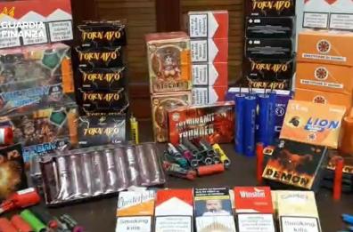 Lucera, nel negozio di articoli per la casa sigarette di contrabbando e fuochi illegali, nascosti perfino nella fotocopiatrice
